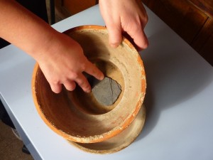 P1030369 Mettere un pezzo di coccio sul foro di scolo del vaso
