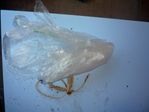 Sacchetto di plastica e spago per costruire una piccola serra Sacchetto di plastica e spago per costruire una piccola serra