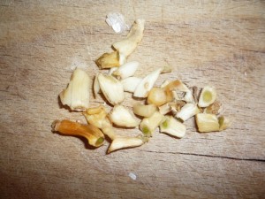 Preparare il macerato d'aglio da usare contro i parassiti dell'orto Preparare il macerato d'aglio da usare contro i parassiti dell'orto
